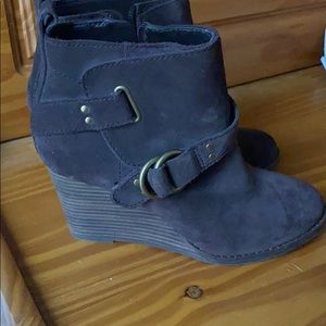 Lucky suede wedges
